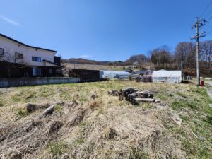 東側より西方向。１５０坪超えの敷地は、使い方次第でライフスタイルに合わせた使い方ができますね。