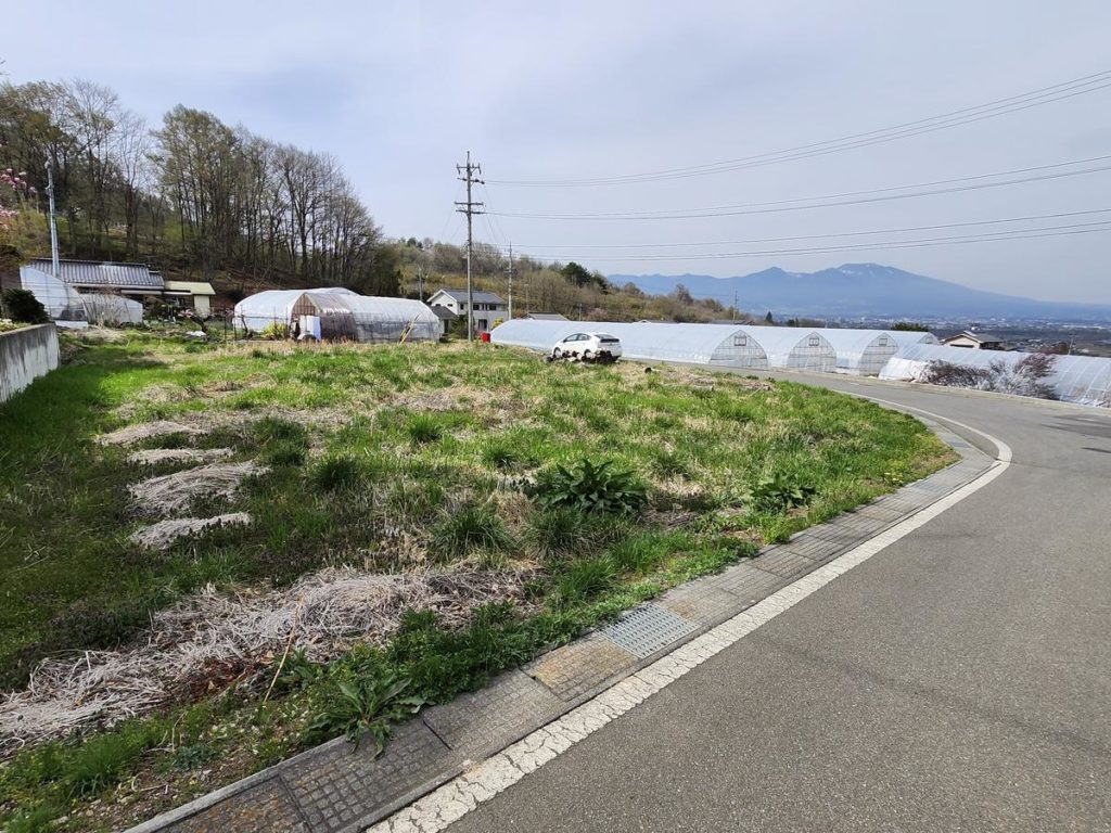 南側より敷地全景。高台に位置し、周囲が開けた明るい土地です。