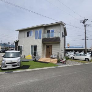 南西側より敷地全景。駐車スペースも確保された、築浅の一条の家が出ました！