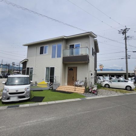 南西側より敷地全景。駐車スペースも確保された、築浅の一条の家が出ました！