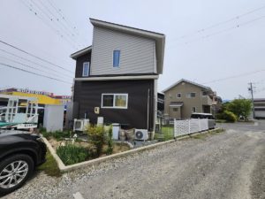 西側より建物。５ＬＤＫの大きな家の広さ、ゆったりと過ごせそうですね。