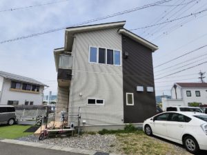 東側より建物。