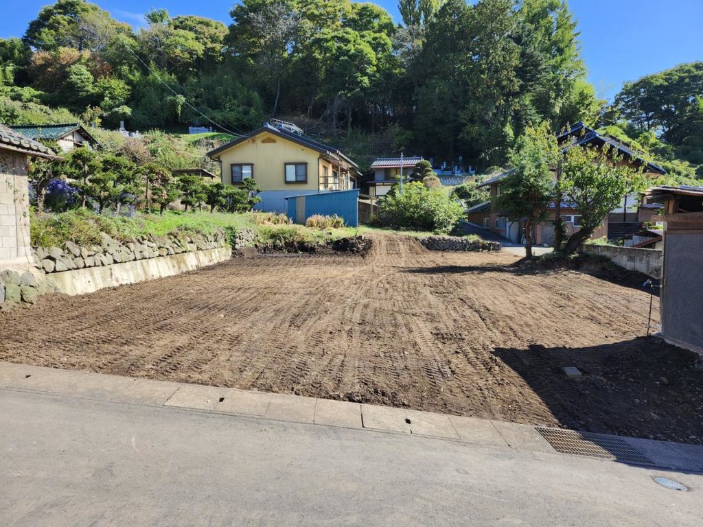 西側接道より東方向。間口も広く、土地も広々で、土地の使い道をいろいろ考えられます！