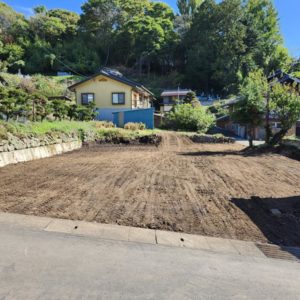 西側接道より東方向。間口も広く、土地も広々で、土地の使い道をいろいろ考えられます！