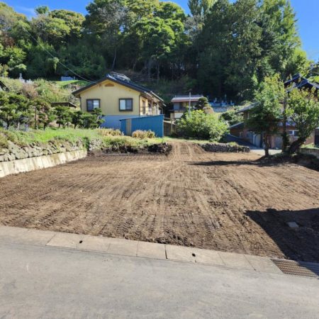 西側接道より東方向。間口も広く、土地も広々で、土地の使い道をいろいろ考えられます！