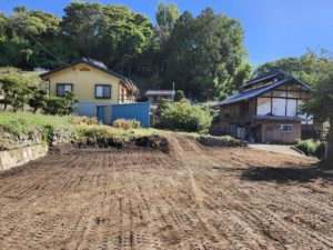 西側より東方向。日当たりも良く、喧騒から離れた静かな住宅地の一角です。