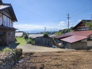 敷地内より南方向。遠くに山並みが見える、眺望も良い土地です。