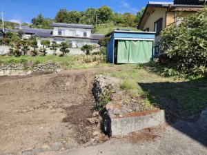 敷地東部。トラクター小屋が残っているので、使う場合にはそのまま使うことも、解体して引渡しすることも可能です。