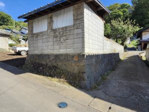 敷地入口南側。室（ムロ）が残っていますので、活用することも、不要であれば解体して引渡しすることも可能です。