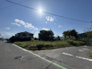 北東側より敷地全景。西側より少し高い立地で、明るく広々とした土地です。