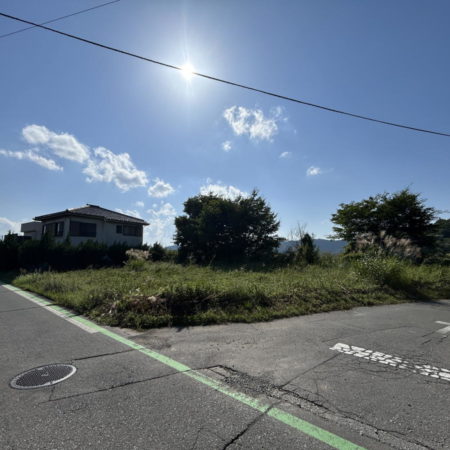 北東側より敷地全景。西側より少し高い立地で、明るく広々とした土地です。