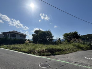 北東側より南西方向。敷地面積も約１５０坪あり、いろいろな土地の活用方法が考えられますね！