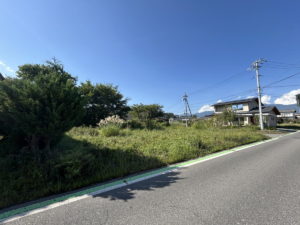 南東側より北西方向。立地も佐久方面や小諸方面にアクセスしやすい場所にあり、生活面でも便利です！