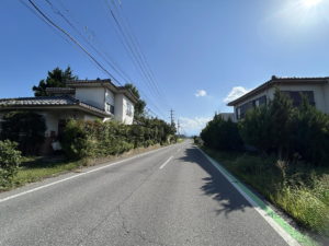東側接道　北側より南方向。