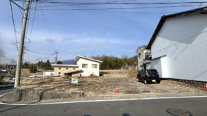 南側より土地全景。見晴らしも良く駅近の立地に、夢を描ける広々な売地が出ました！