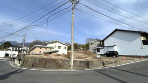 南西側より土地全景。道路と高低差があるため、遮られることなく見晴らしが良いです。