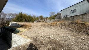 土地内南側より北方向。土地内に少し傾斜があります。北側の方が高いです。