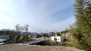 土地内より北西方向。広々と視界の開けた場所です。